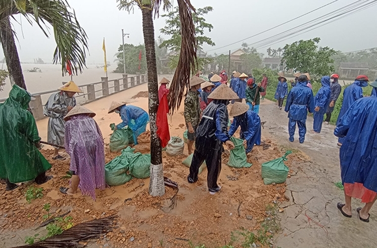 Nhiều tỉnh miền Trung thiệt hại nặng do mưa lớn, dông lốc bất thường
