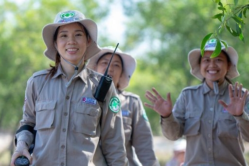Chân dung đội phá bom mìn toàn nữ tại Quảng Trị trên báo quốc tế