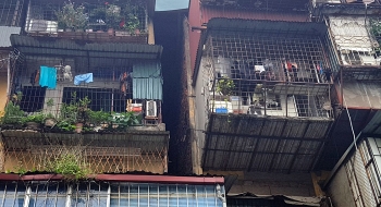 Hà Nội: Bất an sống trong chung cư cũ nát