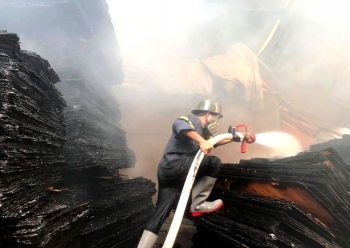 Cháy lớn tại cơ sở làm ván ép, gần 1.000m2 nhà xưởng đổ sập