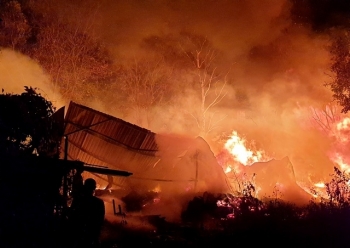 Cơ sở pallet cháy dữ dội trong đêm, gần 1.000m2 nhà xưởng đổ sập