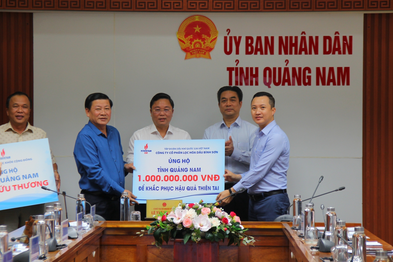 Petrovietnam và BSR trao tặng xe cứu thương và 1 tỷ đồng giúp tỉnh Quảng Nam khắc phục hậu quả bão lũ