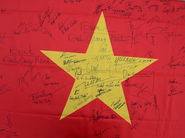 Trao tặng lá cờ Tổ quốc của giàn Hải Thạch cho Ban Quản lý Cụm thông tin cổ động biên giới Sa Vỹ