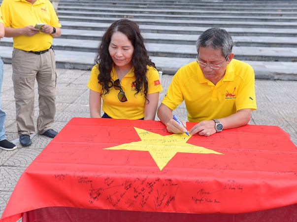 Trao tặng lá cờ Tổ quốc của giàn Hải Thạch cho Ban Quản lý Cụm thông tin cổ động biên giới Sa Vỹ