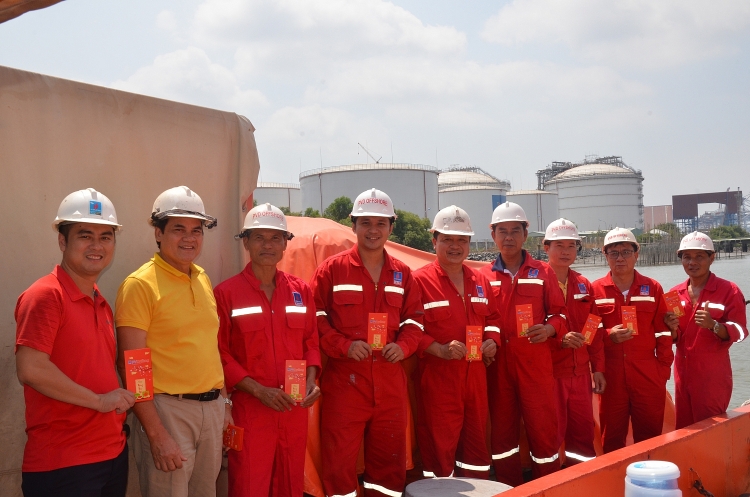 Công đoàn PV Drilling thăm và chúc tết đầu năm mới NLĐ - Thuyền viên trực tại kho cảng xăng dầu Petec Cái Mép tỉnh Bà Rịa – Vũng Tàu