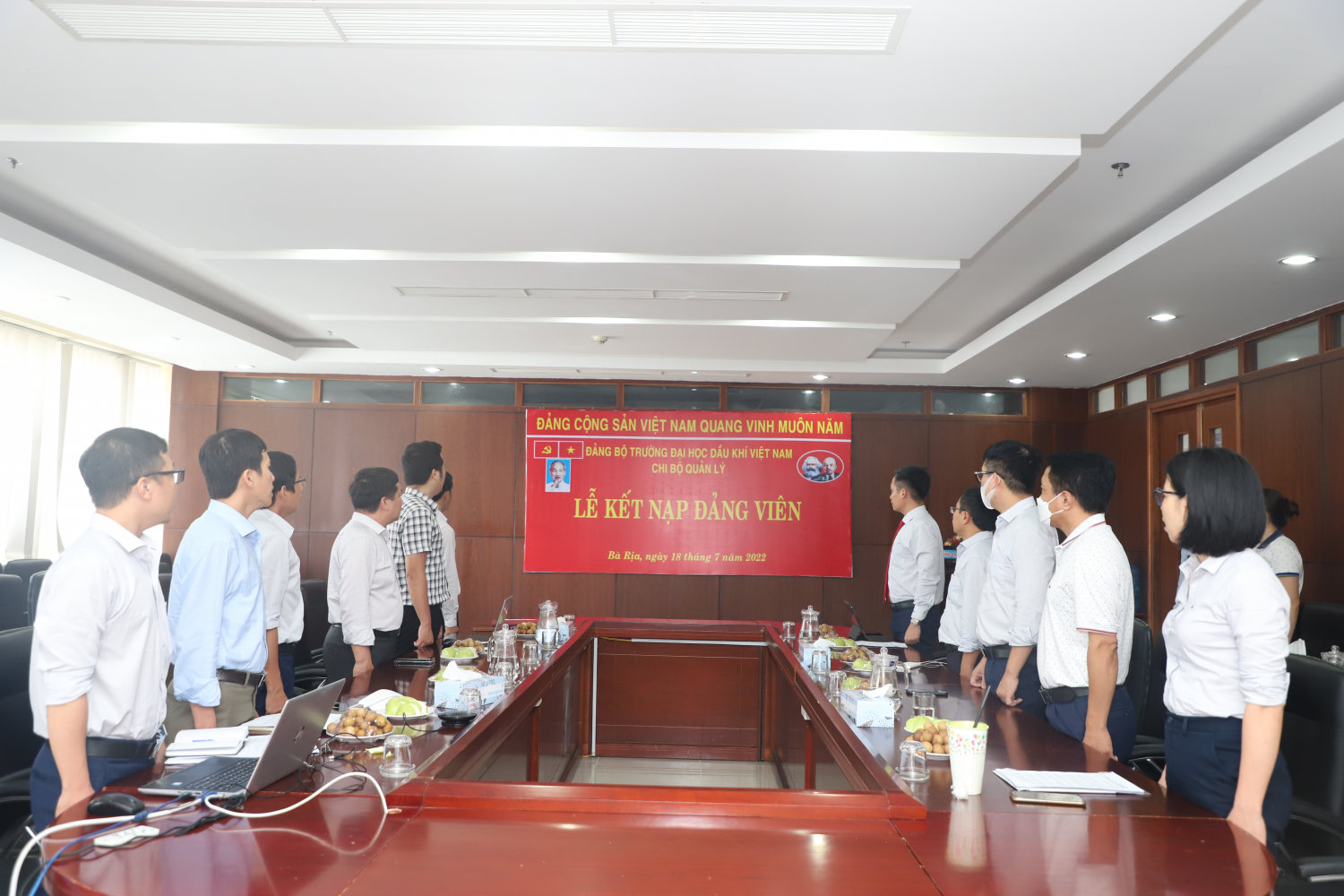 Lễ kết nạp đảng viên mới của Đảng bộ Trường Đại học Dầu khí Việt Nam