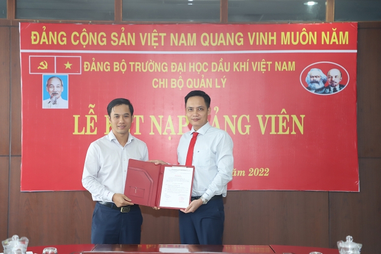 Lễ kết nạp đảng viên mới của Đảng bộ Trường Đại học Dầu khí Việt Nam