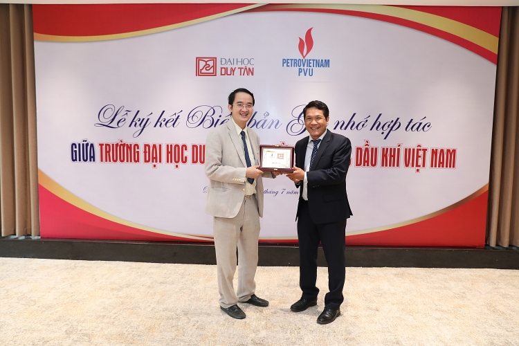 Trường Đại học Dầu khí Việt Nam ký biên bản hợp tác với Trường Đại học Duy Tân
