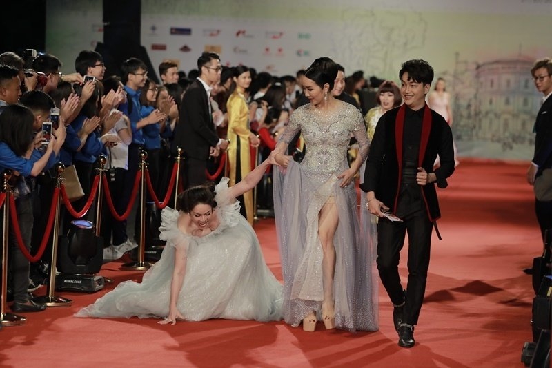 Nhật Kim Anh vấp ngã trên thảm đỏ Liên hoan phim Quốc tế Hà Nội