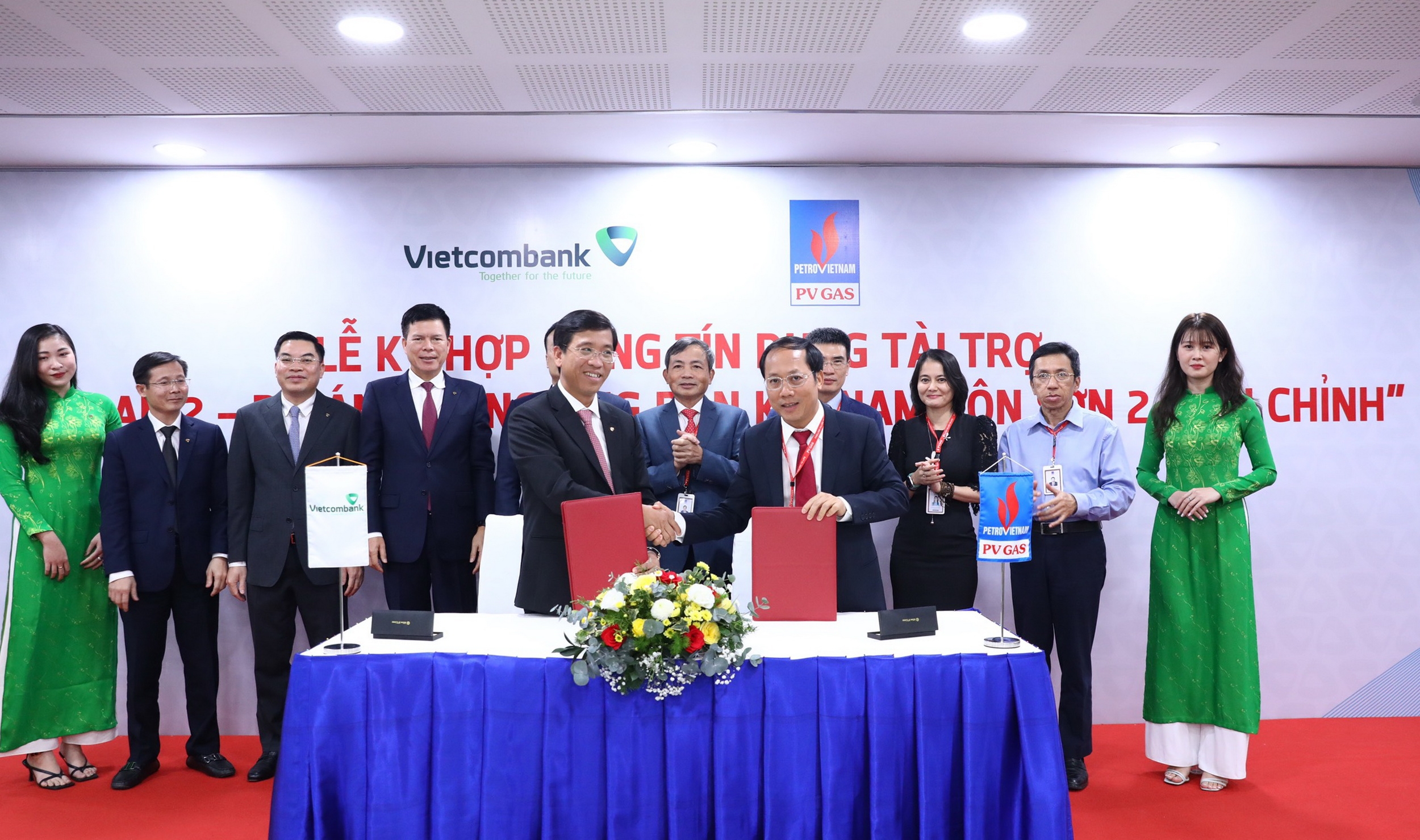 Trao chứng nhận ký kết, mở ra một giai đoạn hợp tác mới giữa PV GAS và Vietcombank