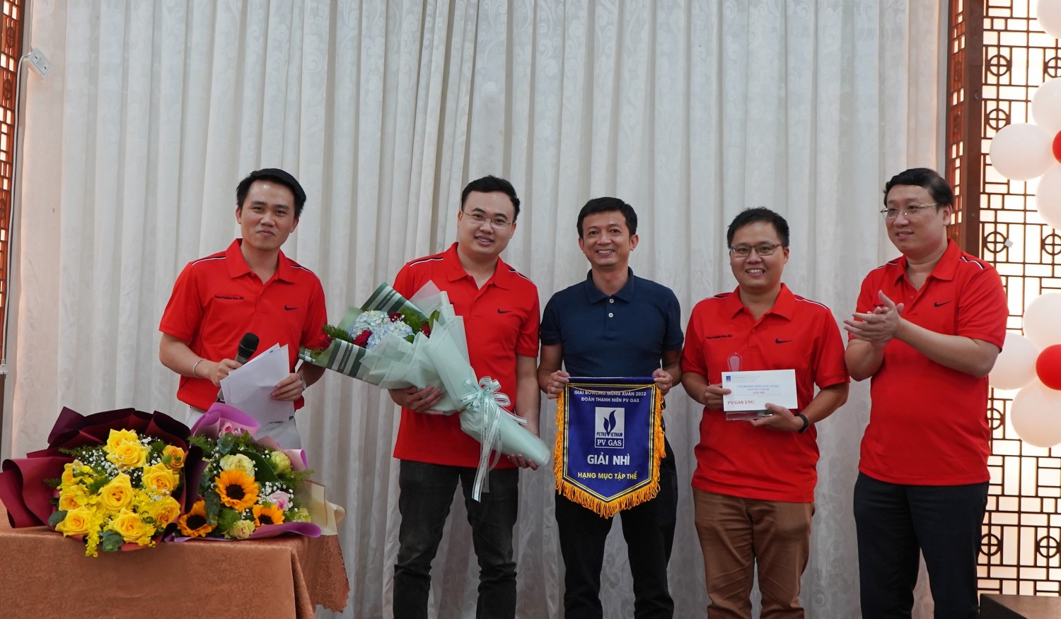 Đội giải Nhì nhận khen thưởng từ BTC
