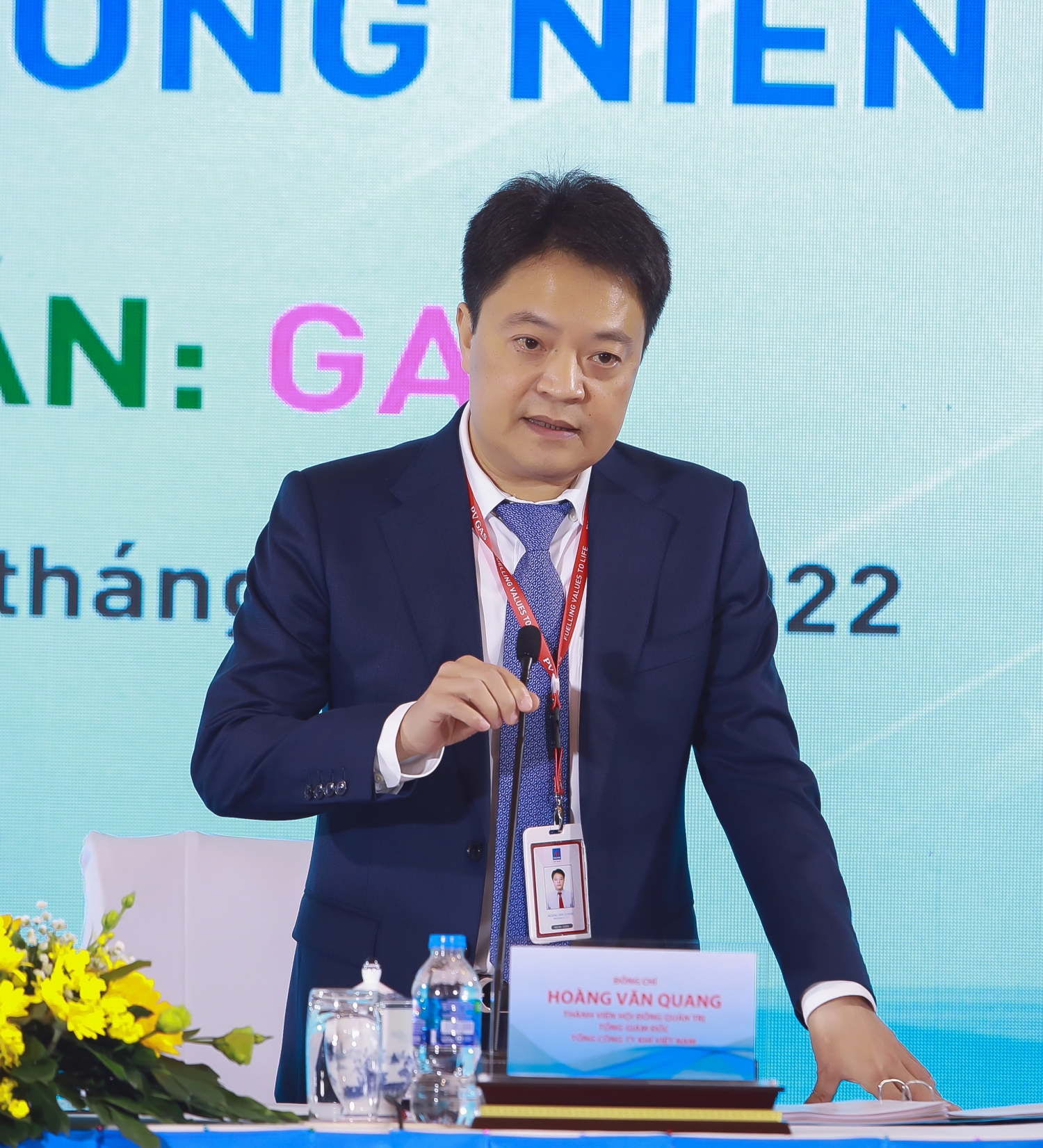 Ông Hoàng Văn Quang – Thành viên HĐQT, Tổng Giám đốc PV GAS trả lời các câu hỏi của cổ đông