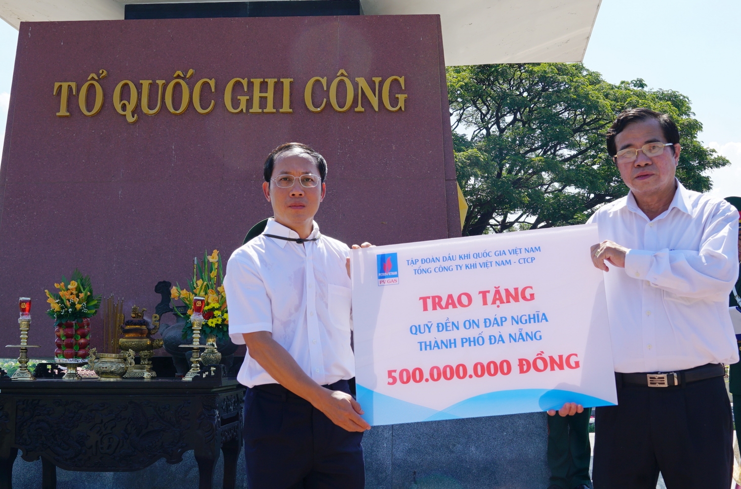 ồng chí Phạm Đăng Nam, Phó Tổng giám đốc PV GAS trao biểu trưng ủng hộ 500 triệu đồng cho Quỹ Đền ơn đáp nghĩa Tp. Đà Nẵng