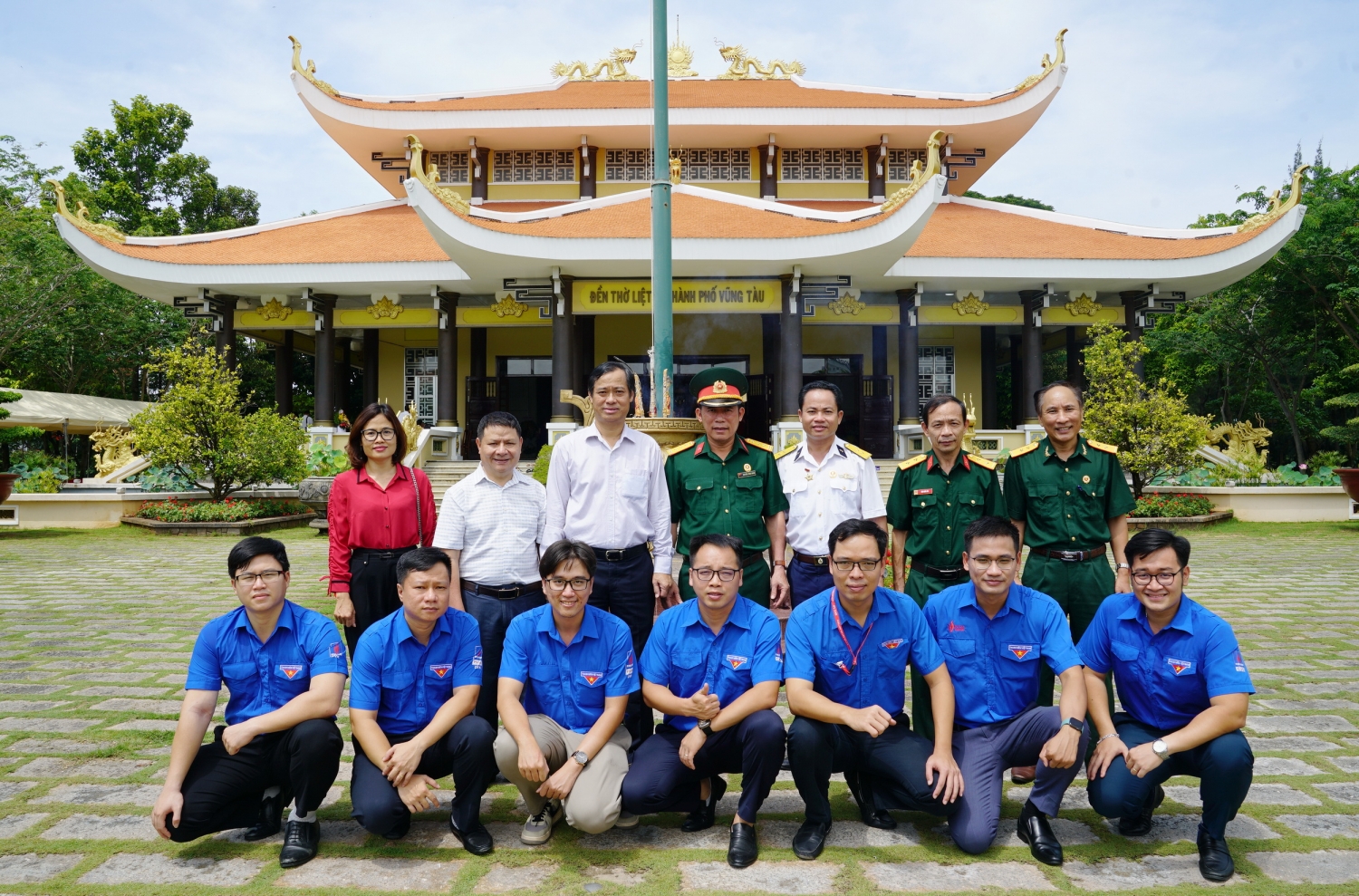 Đoàn cán bộ PV GAS trước Đền thờ Liệt sỹ Thành phố Vũng Tàu