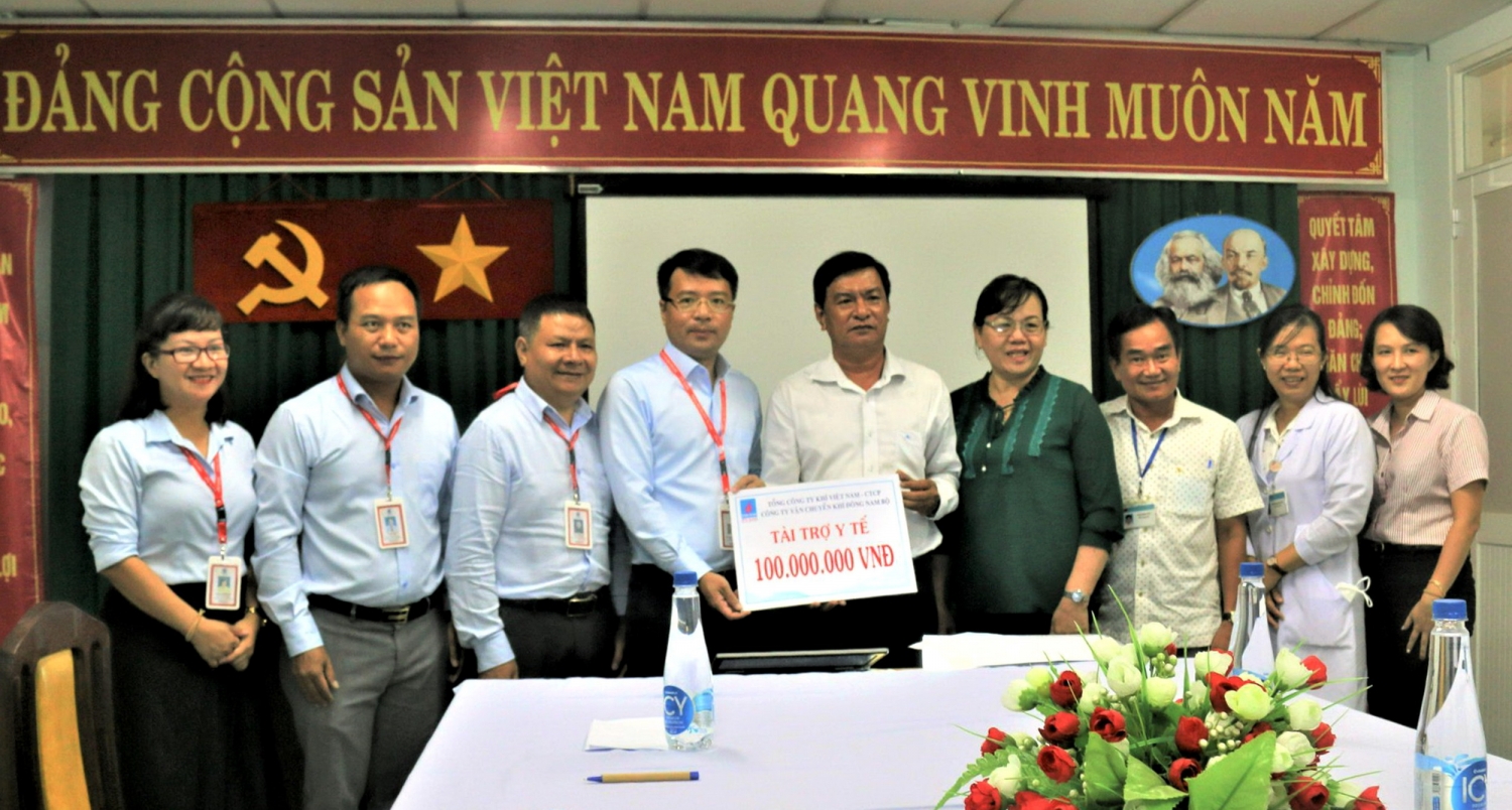 Công ty Vận chuyển Khí Đông Nam Bộ trao tặng gói “Tài trợ y tế -100 triệu đồng” cho Trung tâm y tế huyện Cần Giờ, TP HCM