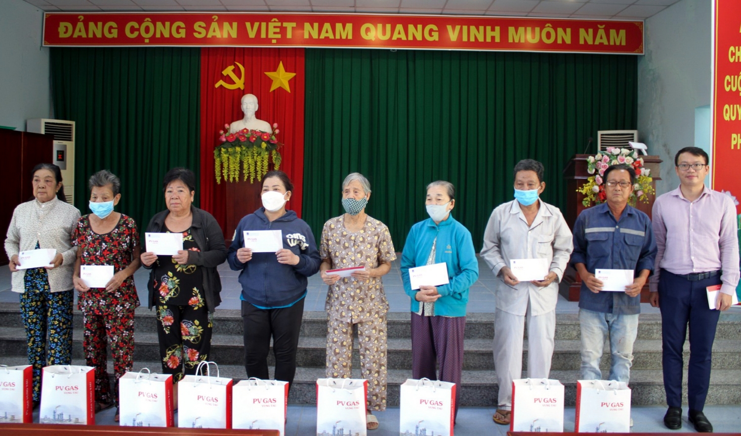 Công đoàn KVT trao tặng 42 suất quà cho các gia đình chính sách, gia đình có công với cách mạng trên địa bàn