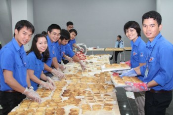 Đoàn Thanh niên PV GAS làm bánh trung thu tặng trẻ em nghèo