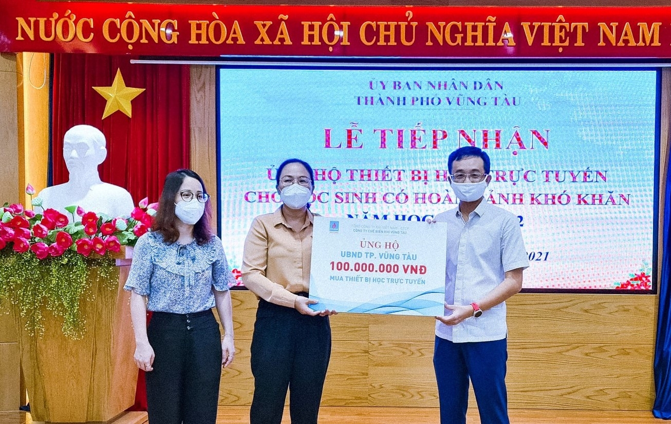 Đại diện KVT trao tặng 100 triệu đồng cho Chương trình Hỗ trợ học tập trực tuyến cho học sinh khó khăn tại Tp.Vũng Tàu