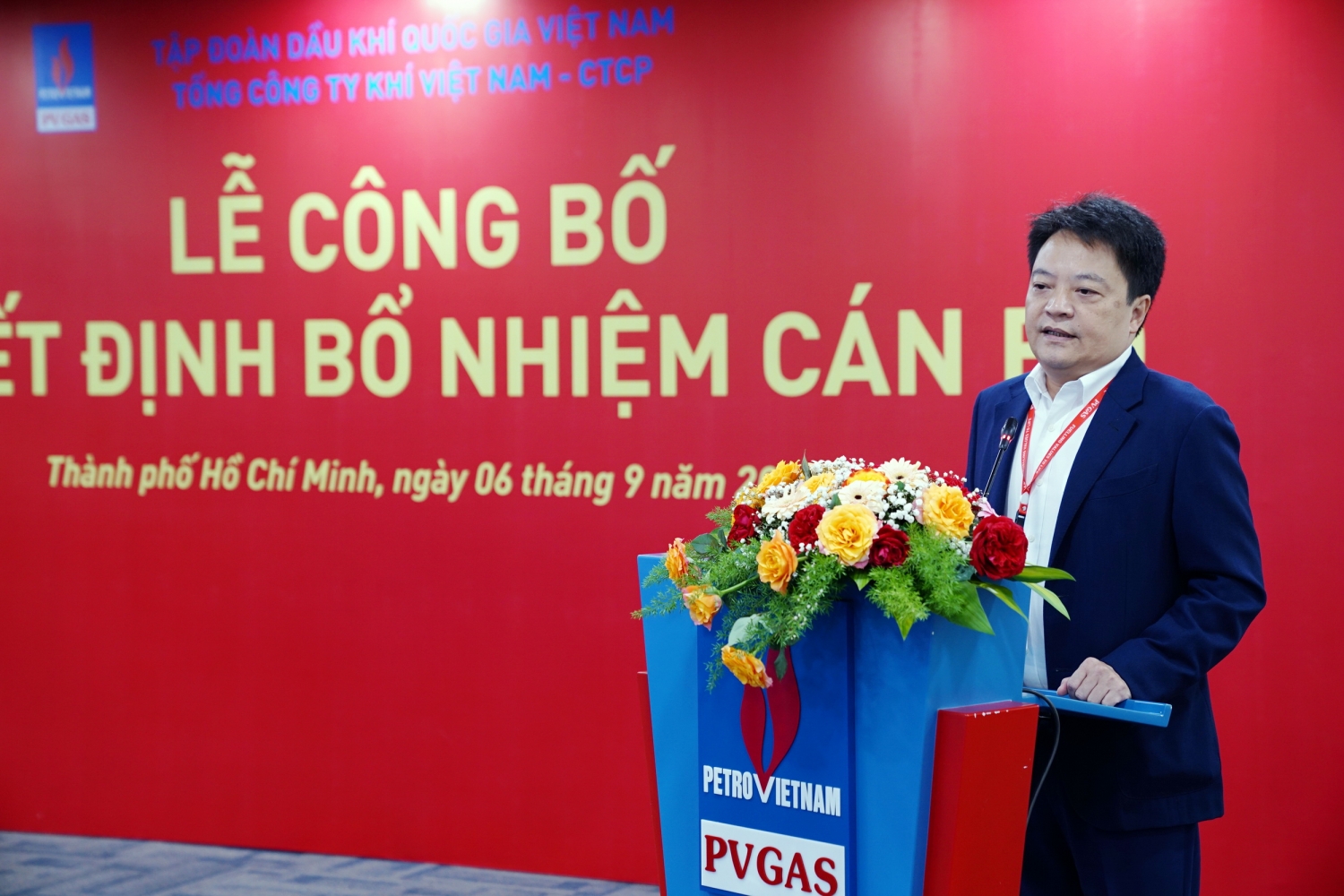 Đồng chí Hoàng Văn Quang, Phó Bí thư Đảng ủy, Tổng giám đốc PV GAS phát biểu chúc mừng và giao nhiệm vụ cho 2 cán bộ mới