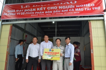 Đạm Cà Mau trao 10 nhà Đại đoàn kết cho hộ nghèo huyện U Minh, Cà Mau