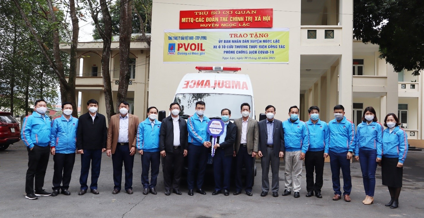 PVOIL bàn giao xe ô tô cứu thương cho huyện Ngọc Lặc, tỉnh Thanh Hóa