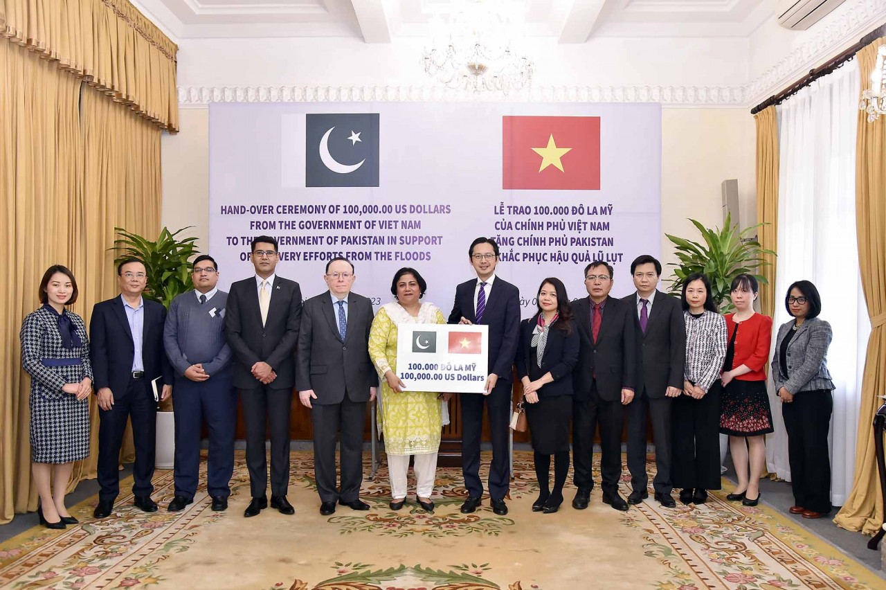 Lễ trao tượng trưng 100.000 USD của Chính phủ Việt Nam tặng Chính phủ Pakistan hỗ trợ khắc phục hậu quả lũ lụt