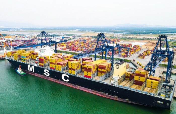 Cửa khẩu, cảng biển tấp nập xuất, nhập khẩu hàng hóa ngày đầu năm