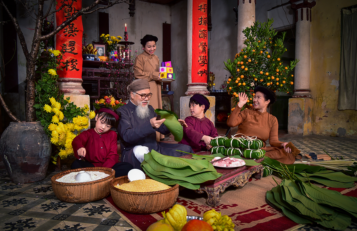 Những truyền thống Tết xưa đáng quý luôn là niềm tự hào của người Việt. Hãy xem qua bức ảnh này để tìm hiểu về các nghi thức tôn giáo, thức ăn và phong tục truyền thống hấp dẫn. Điều đó sẽ giúp bạn tìm thấy niềm cảm hứng và tình yêu dành cho văn hoá Việt Nam.