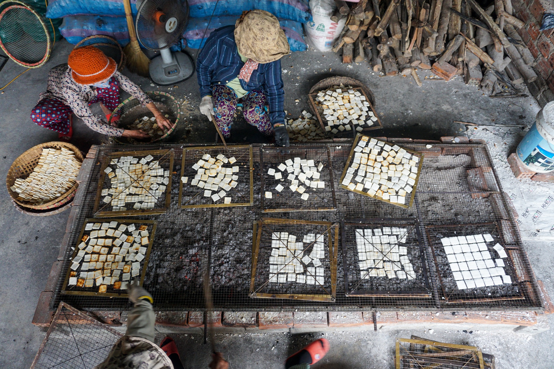 Làng bánh bảy lửa đặc sản Đà Nẵng làm ngày đêm vẫn không đủ bán Tết - 1