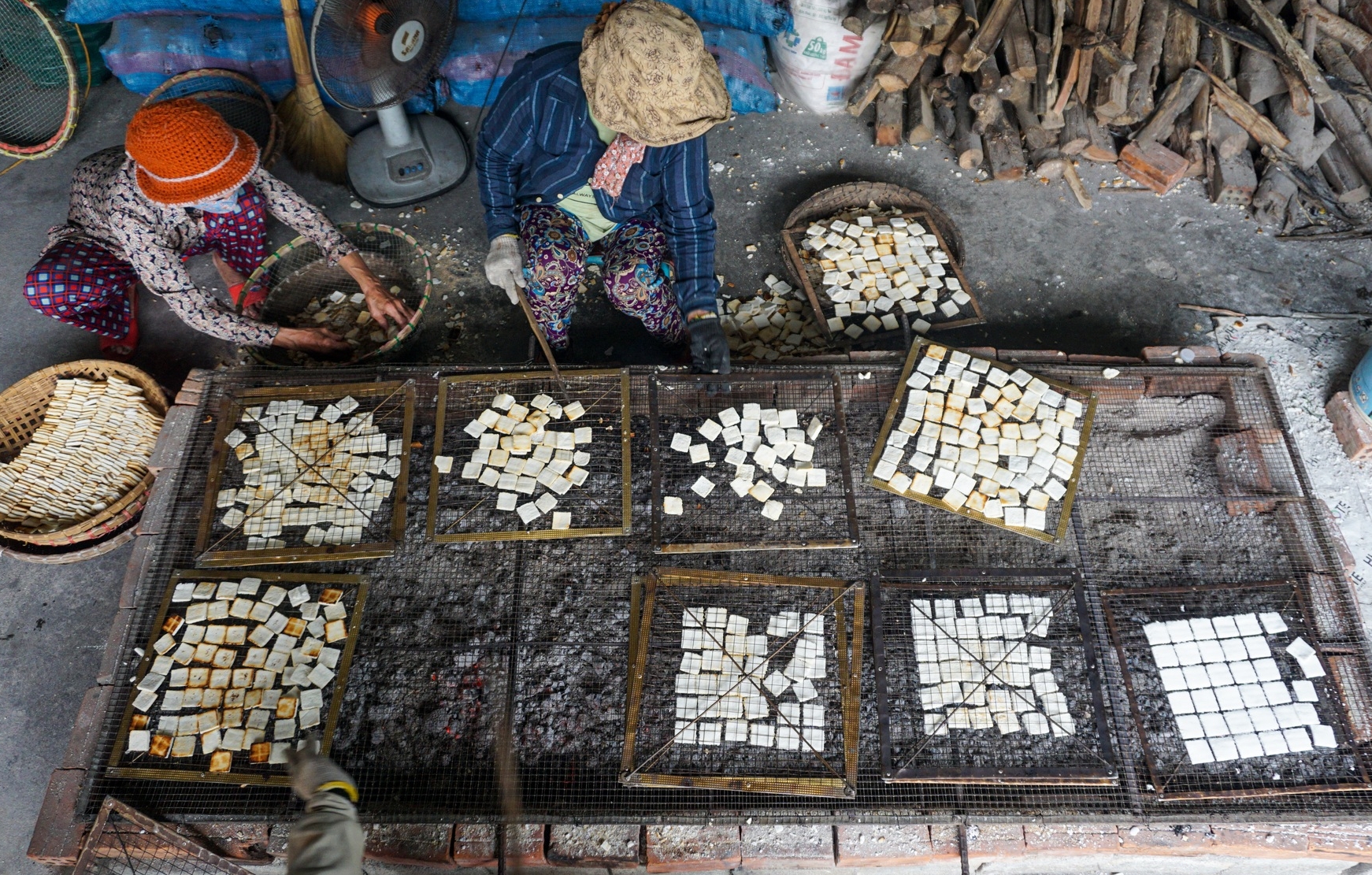 Làng bánh "bảy lửa" đặc sản Đà Nẵng làm ngày đêm vẫn không đủ bán Tết
