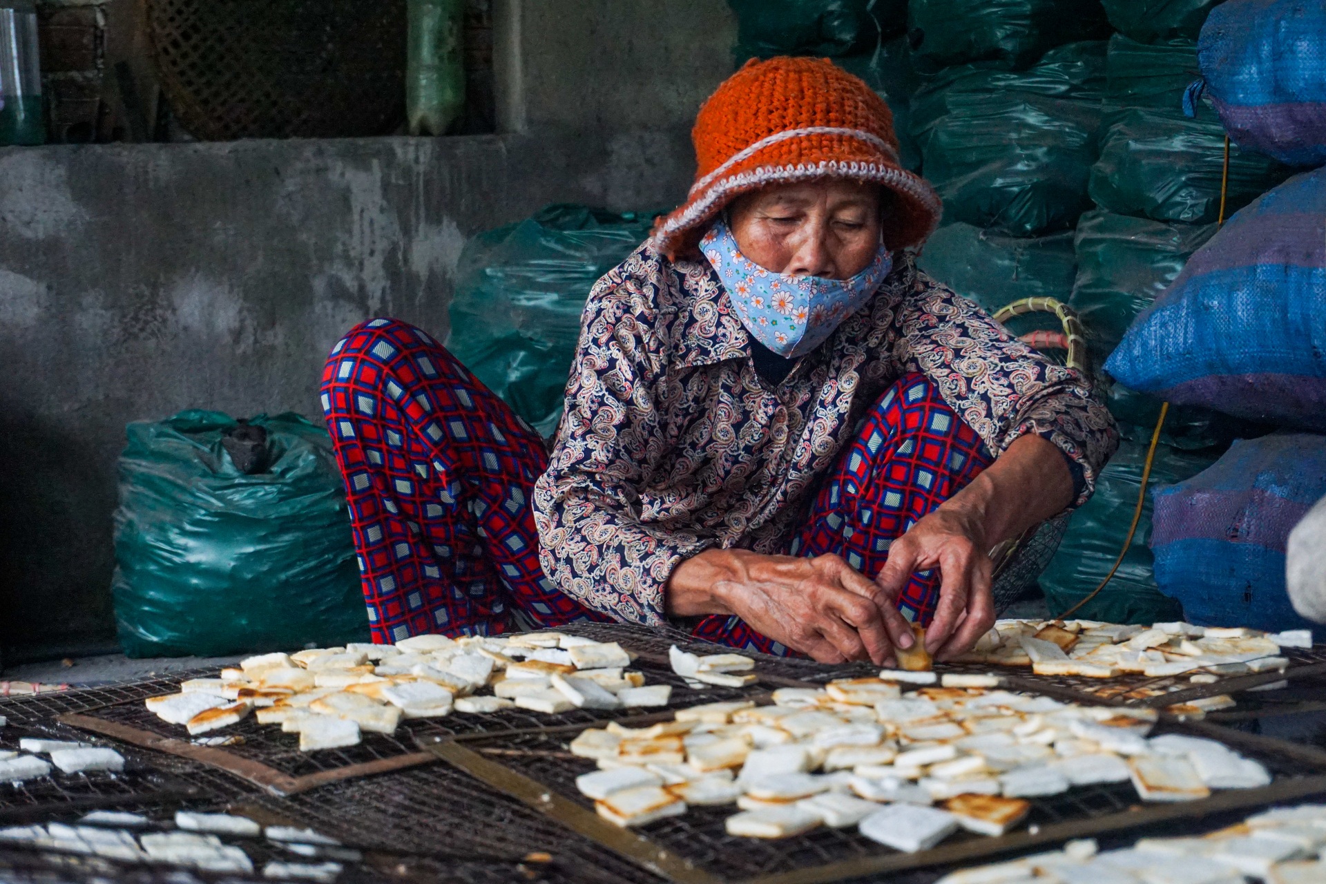 Làng bánh bảy lửa đặc sản Đà Nẵng làm ngày đêm vẫn không đủ bán Tết - 11