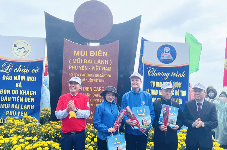 Phú Yên: Từ lễ chào cờ đầu năm đến sản phẩm du lịch độc đáo