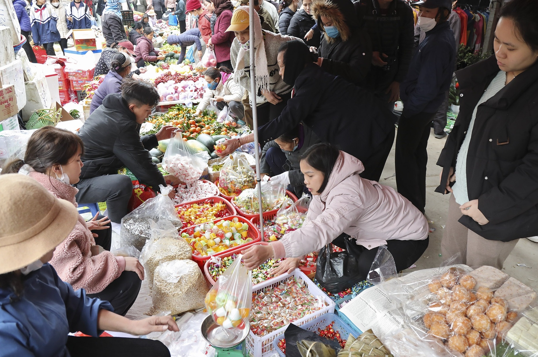 Chợ Nủa sôi động phiên họp cuối năm, đậm "hương Tết" của Hà Nội xưa