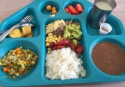 Học sinh bốn phương ăn gì trong bữa trưa ở trường học?