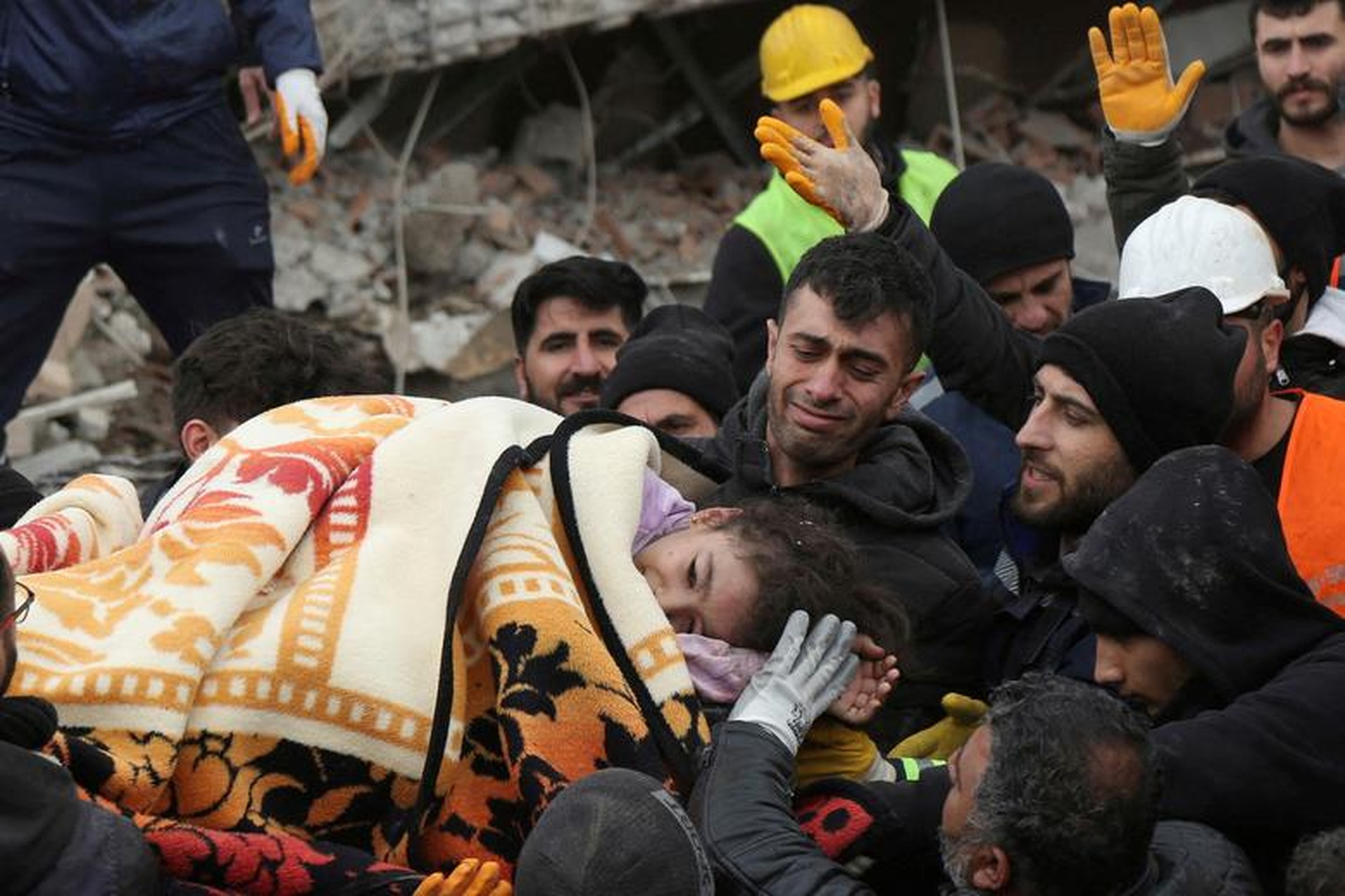 Thổ Nhĩ Kỳ, Syria tan hoang như bãi chiến trường sau động đất kinh hoàng - 9