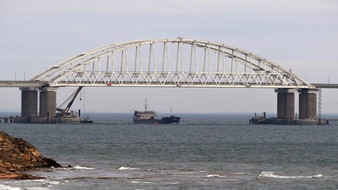 Ukraine nói tàu chiến Nga bất ngờ rút khỏi Crimea - 1