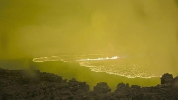 Siêu núi lửa Hawaii phun trào sau gần 40 năm