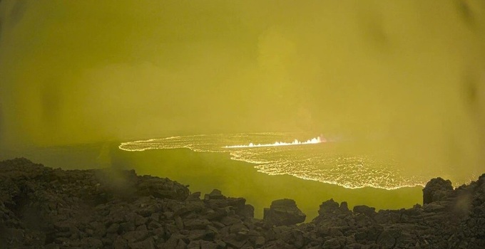 Siêu núi lửa Hawaii phun trào sau gần 40 năm - 1