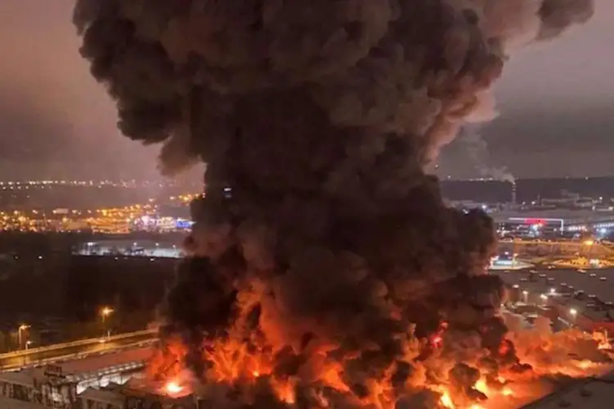 Trung tâm thương mại ở Moscow chìm trong biển lửa - 1