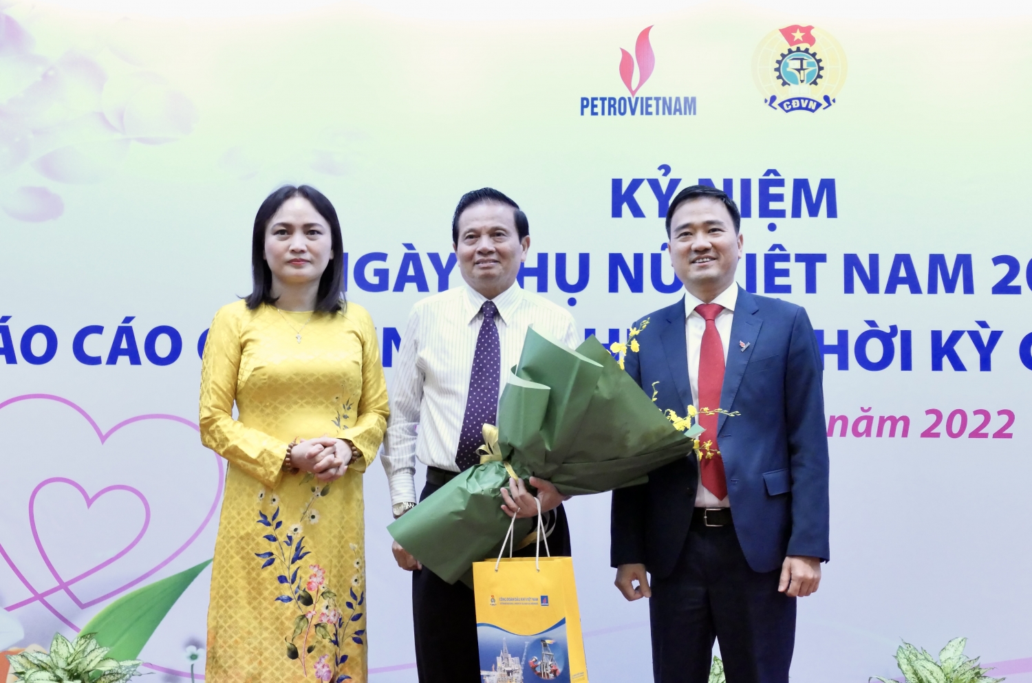 Công đoàn Dầu khí Việt Nam tặng hoa cảm ơn ông Hợp đến dự hội thảo