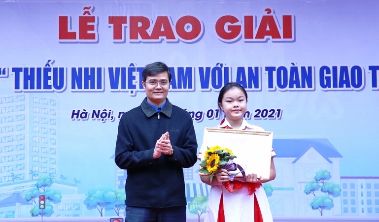 Thiếu nhi Việt Nam là tương lai của đất nước, họ đại diện cho sự trẻ trung và năng động. Hình ảnh đáng yêu của các em sẽ khiến bạn cảm thấy trẻ trung hơn và muốn quay lại tuổi thơ của mình.