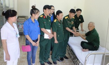 Thăm và tặng quà Trung tâm điều dưỡng thương binh Nho Quan