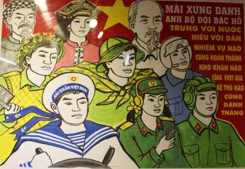 Nét vẽ tỉ mỉ, màu sắc tươi sáng, tranh vẽ bộ đội cụ Hồ sẽ đưa bạn quay lại thập niên 60 của Việt Nam. Hãy cùng đón xem hình ảnh để không bỏ lỡ kỉ niệm về những người lính anh dũng của đất nước!
