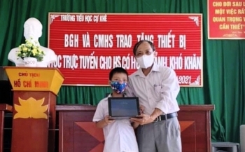 Hà Nội: Trao tặng 96 máy tính bảng cho học sinh có hoàn cảnh khó khăn