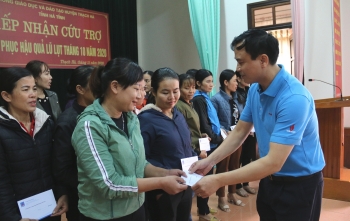 Công đoàn Cơ quan Tập đoàn thăm, tặng quà giáo viên vùng lũ tỉnh Hà Tĩnh