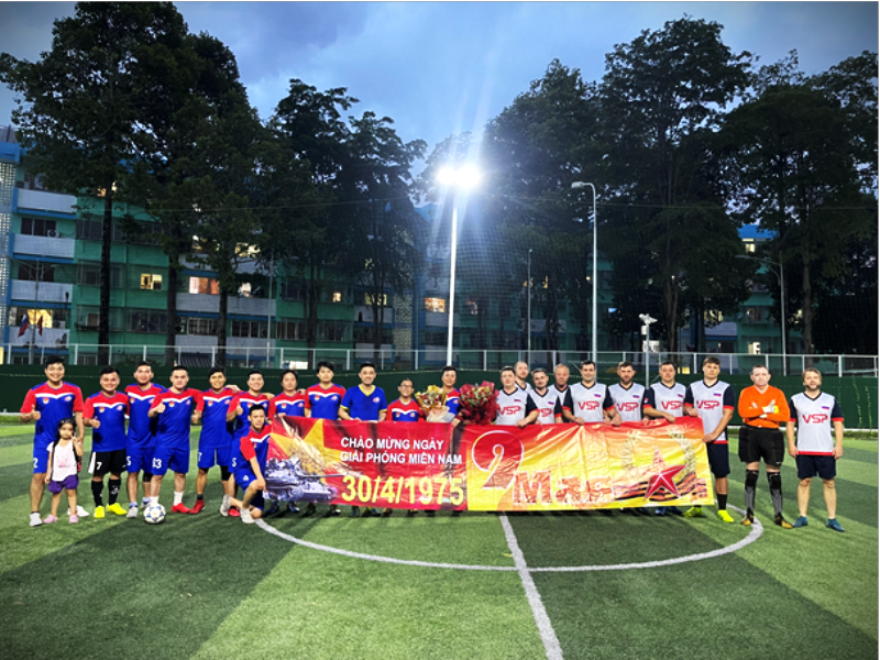 Đoàn Thanh niên Vietsovpetro giao hữu bóng đá với Công đoàn phía Nga