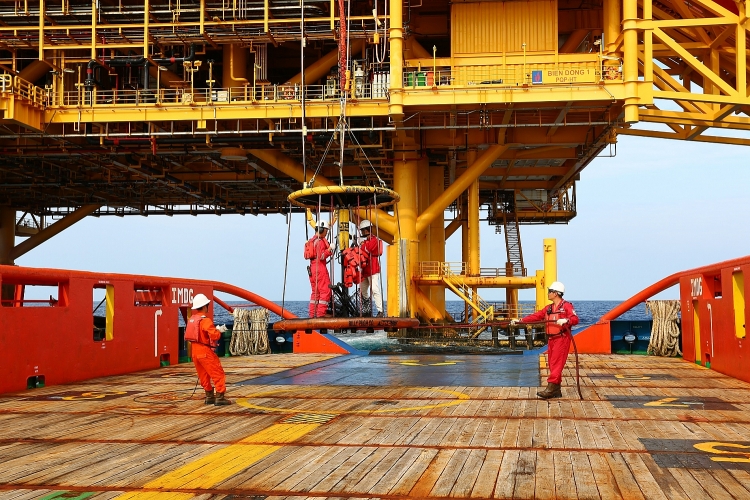 Người lao động dầu khí trên giàn PQP-HT (giàn xử lý trung tâm tại mỏ Hải Thạch)