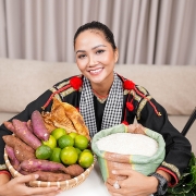 Hoa hậu H'Hen Niê livestream bán nông sản giúp bà con mùa dịch