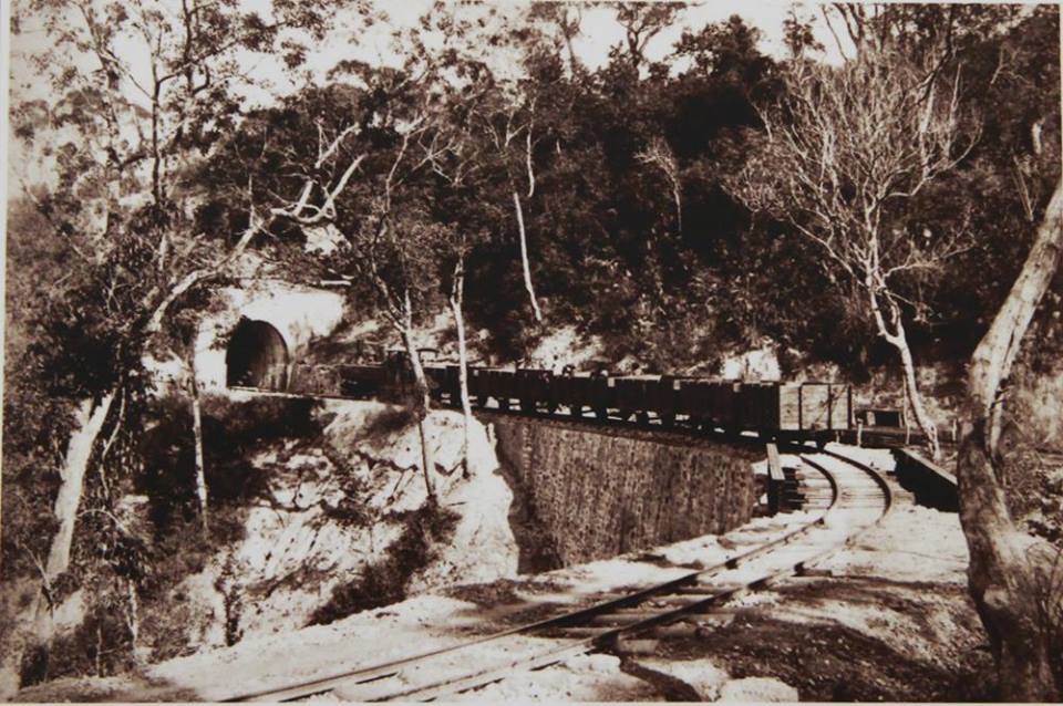 khu mỏ than Kế Bào (Quảng Ninh) năm 1896, ảnh do Toàn quyền Đông Dương Armand Rousseau chụp.