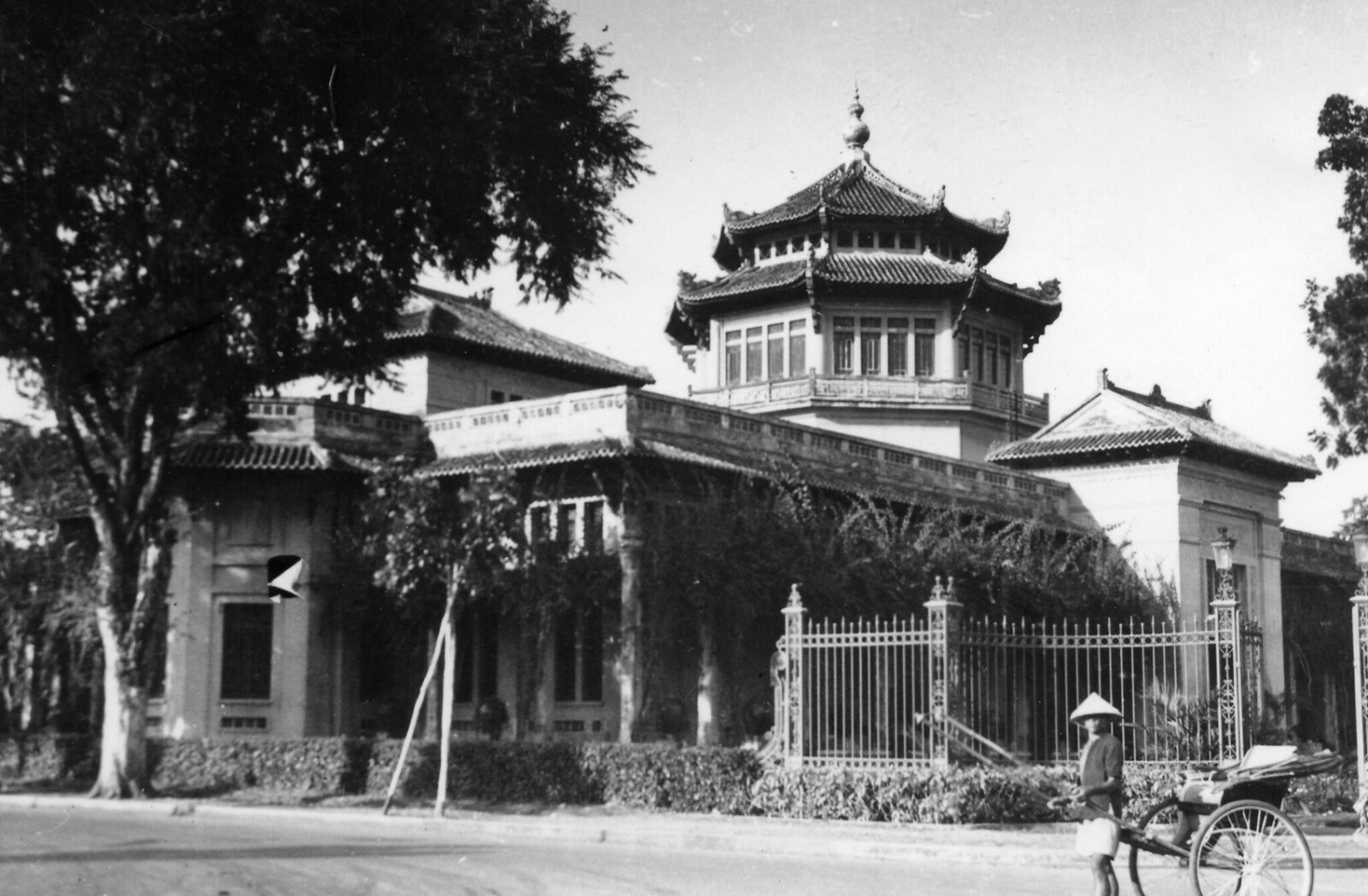 Khu vực cổng chính của Thảo Cầm Viên Sài Gòn năm 1938 - 1939. Tòa nhà bên cổng là Bảo tàng Blanchard de la Brosse, nay là bảo tàng Lịch sử TP HCM.